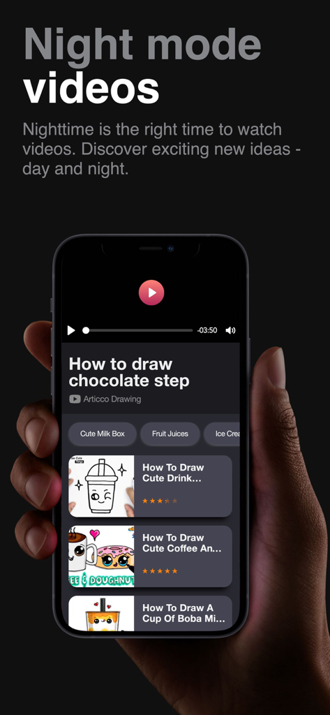 Food Drawing Step By Step - Una persona sosteniendo un iPhone mostrando la interfaz de modo nocturno con tutoriales en video de dibujo de comida kawaii paso a paso