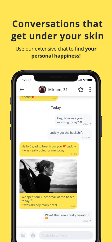 Ein Smartphone, das die Chat-Oberfläche der Snoggle-Dating-App mit einem geteilten Foto und Nachrichten anzeigt.