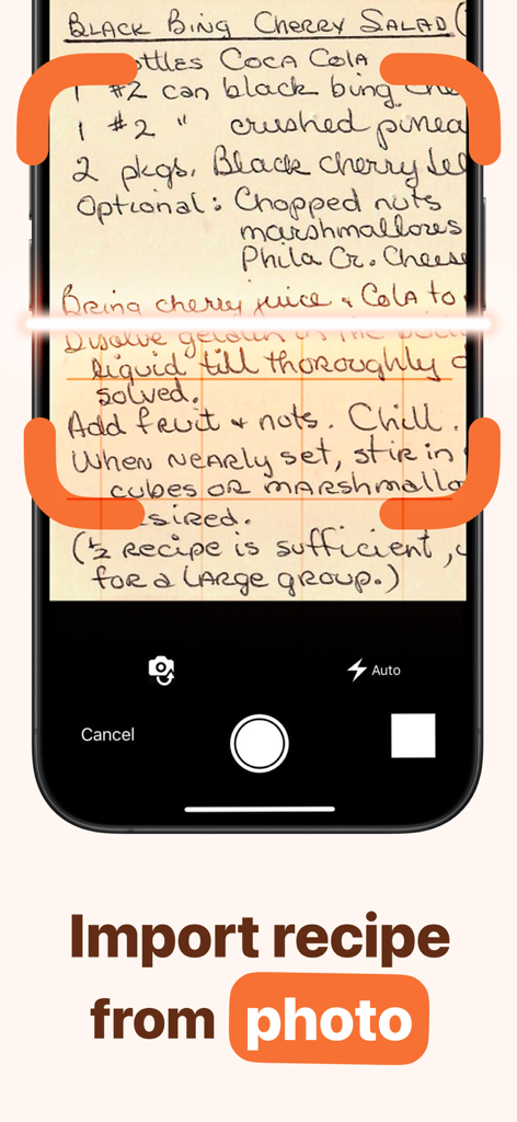 Un smartphone scannant une fiche de recette manuscrite pour la numériser à l'aide de la fonction d'importation de photos de l'application OrganizEat