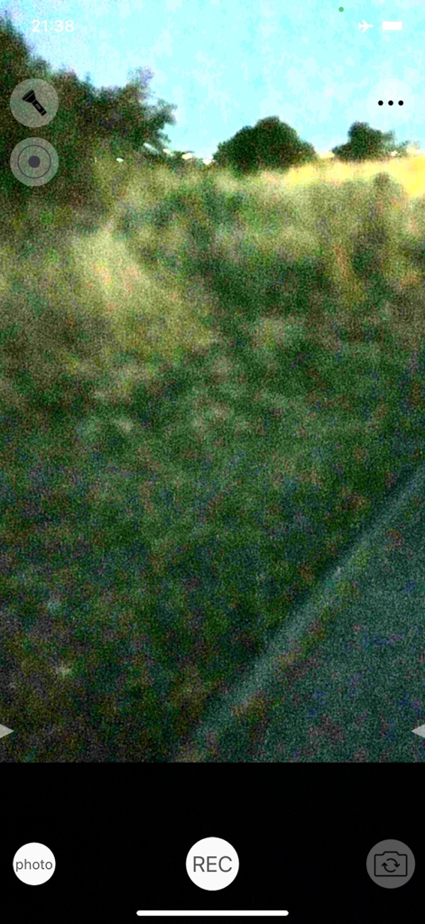 Ferret Night Vision Camera - Interface do aplicativo Câmera de Visão Noturna Ferret mostrando amplificação de luz de um campo externo gramado à noite