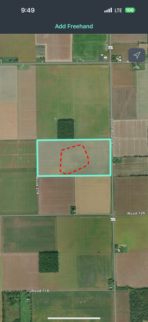 AI360 앱 인터페이스는 농장 위성 지도에 그려진 빨간색 자유 경계선을 보여줍니다.