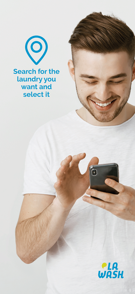 LAWASH - Un giovane uomo sorride mentre cerca una lavanderia a gettoni sull'app mobile LAWASH.