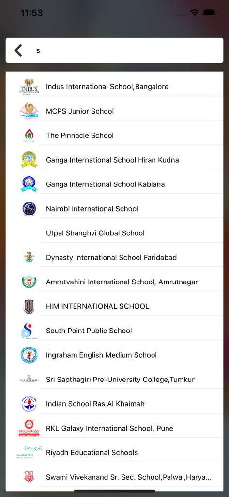 Skolaro - Uma tela móvel mostrando uma lista de escolas internacionais para selecionar dentro do app de gestão escolar Skolaro.