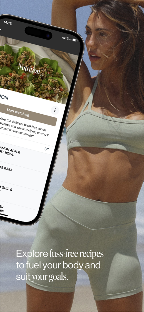 FORM: Strength, Pilates, Gym - Una mujer con ropa deportiva junto a un smartphone que muestra recetas saludables y planes de nutrición en la aplicación FORM.