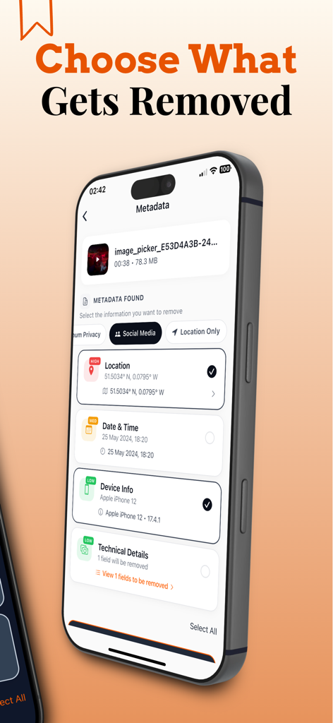 VidClear 앱의 인터페이스로, 위치 및 기기 정보와 같은 동영상 메타데이터를 선택적으로 제거하는 옵션이 표시됩니다.