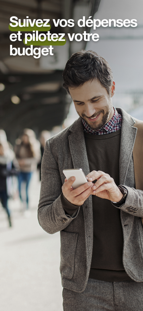 Monabanq - Banque en ligne - Un hombre sonriente usando la aplicación Monabanq en su smartphone para rastrear gastos y gestionar su presupuesto.