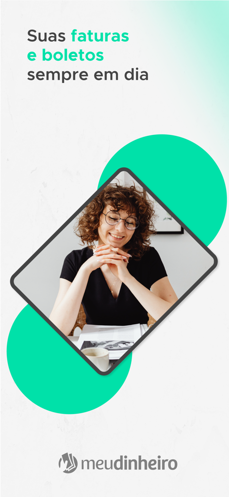 Una mujer sonriente organizando sus finanzas con el texto que indica que sus facturas y recibos están siempre al día