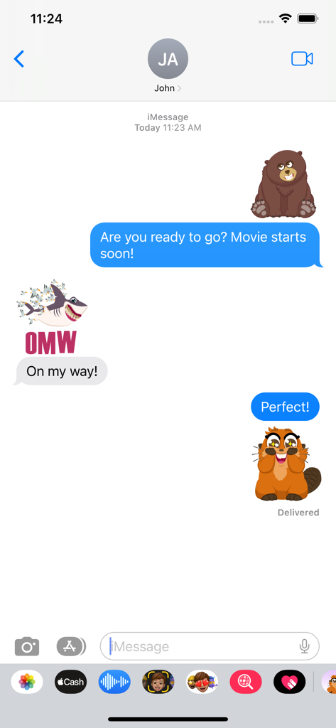 Pixar's Hoppers Stickers - Una conversación de iMessage usando stickers de Pixar Hoppers que incluyen un personaje de Mabel emocionado y un sticker de tiburón OMW