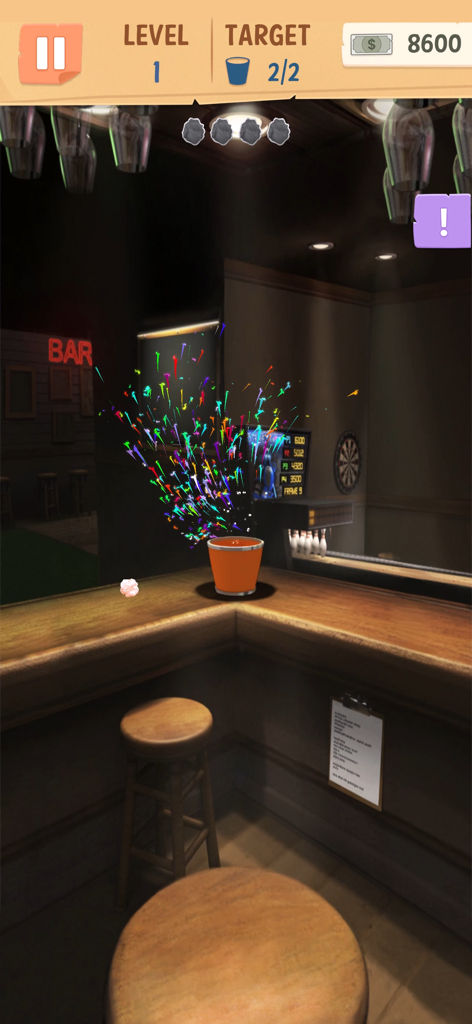 Captura de pantalla del juego de Office Paper Toss que muestra una bola de papel cayendo en un cubo en un bar con efectos de confeti coloridos.