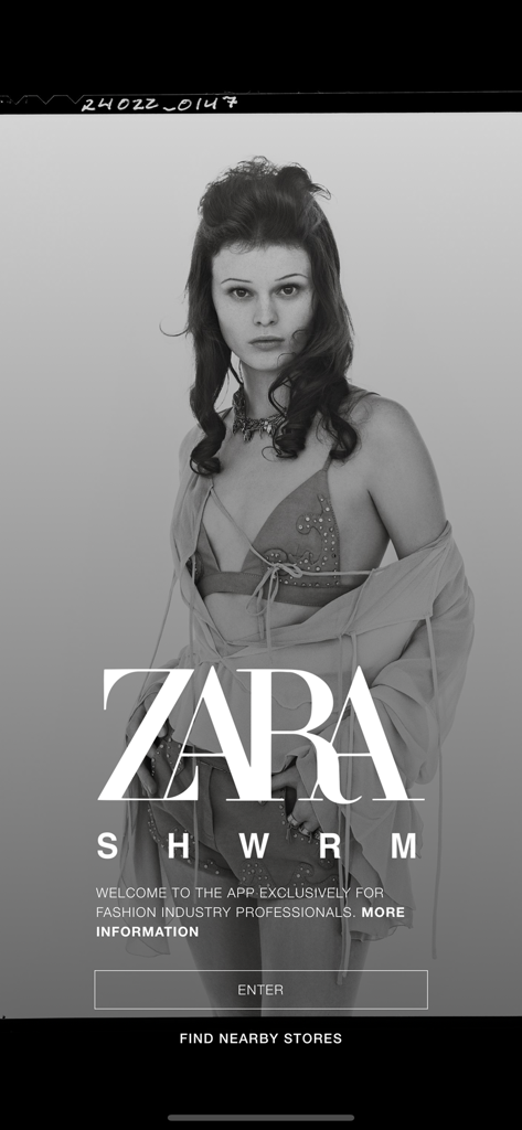 Zara SHWRM - Tela de boas-vindas do aplicativo Zara SHWRM com uma foto editorial de moda em preto e branco para profissionais da indústria