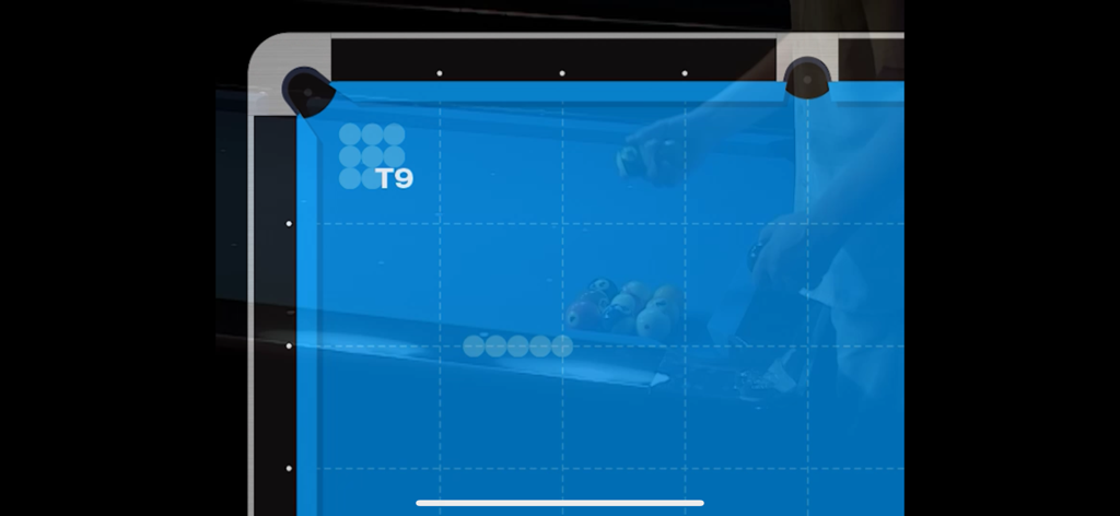 Billiard-Trainingsübung zeigt einen Billardtisch mit einem technischen Gitter-Overlay für die Ballpositionierung.