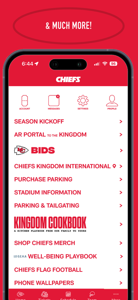 La pantalla del menú más de la aplicación móvil de los Kansas City Chiefs que incluye información del estadio, estacionamiento y mercancía