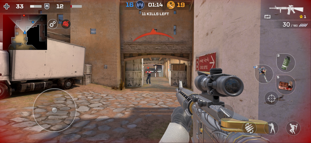 Ego-Perspektive eines Spielers, der in Critical Strike CS Online FPS mit einem Sturmgewehr zielt