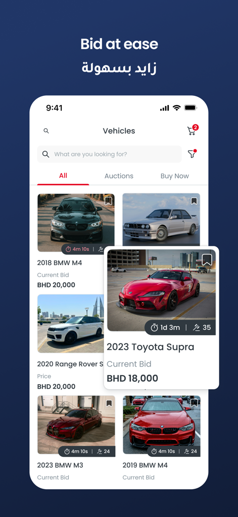 Tela do aplicativo Mazad mostrando uma lista de carros de luxo para leilão, incluindo modelos BMW e Toyota com preços de lance atuais