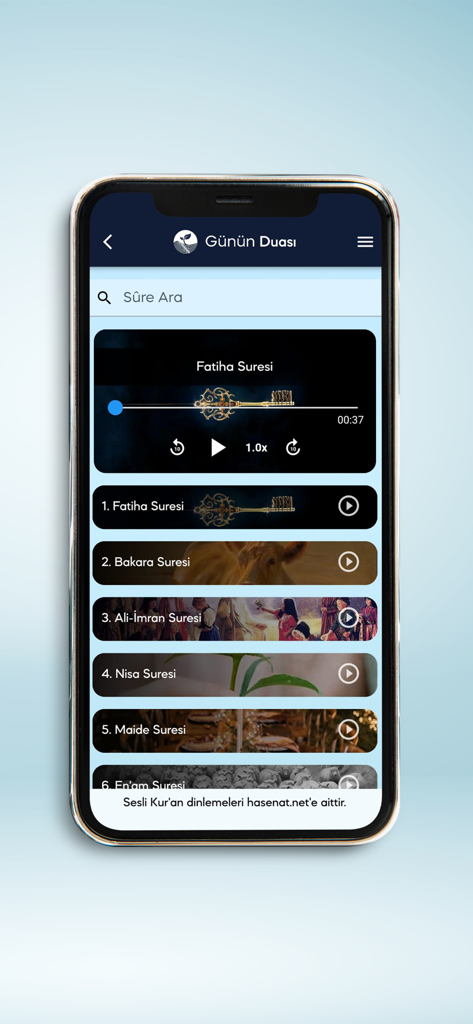 スマートフォン画面にGunun Duasiアプリが表示され、コーランの章のリストとFatiha Suresiのオーディオプレーヤーが表示されています。