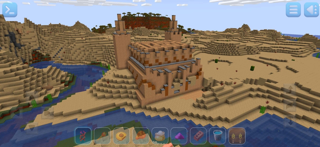 RealmCraft: mine & craft world - Un grande tempio desertico a base di blocchi costruito accanto a un fiume nel gioco mobile RealmCraft