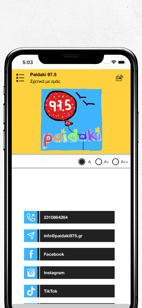 Paidaki 97.5 Griechische Kinderradio-App Kontaktseite mit Social-Media-Links und Barrierefreiheitseinstellungen