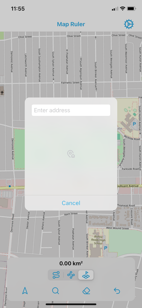 Map Ruler - Distance Measure - Interfaz de la aplicación Map Ruler mostrando una ventana emergente de búsqueda de direcciones sobre un mapa de calles con herramientas de medición de área