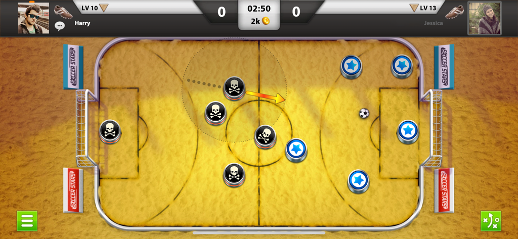 Jugabilidad de Soccer Stars mostrando un partido multijugador entre dos jugadores con piezas de disco en un campo amarillo