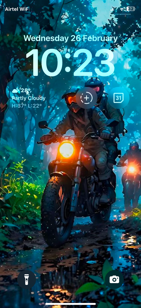Wallpics - Live Wallpaper,Zed - Una pantalla de bloqueo del iPhone con un fondo de pantalla de fantasía de alta definición de un motociclista en un bosque verde azulado por la noche
