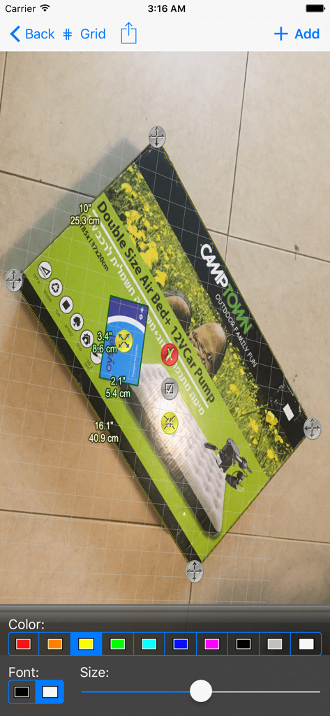 Una captura de pantalla de la aplicación Photo Meter midiendo la caja de una cama de aire grande usando una tarjeta de referencia para determinar dimensiones en pulgadas y centímetros.