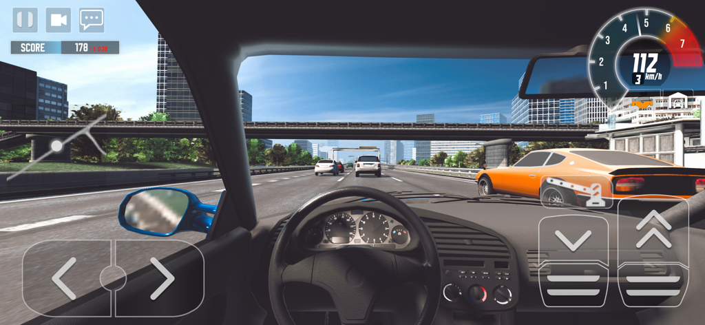Vista de cabina en primera persona de un coche de carreras en una autopista japonesa con tráfico urbano