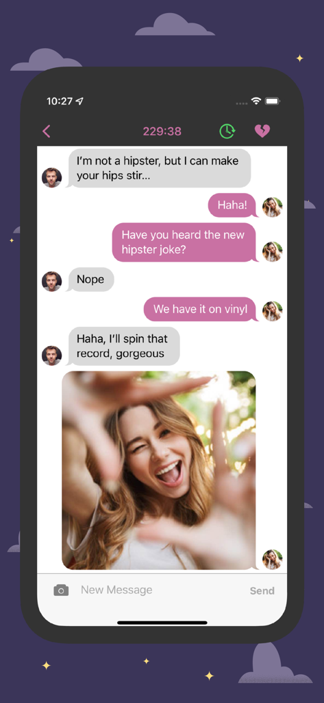 Slyde: Meet, Match & Move on - Uma tela de chat no aplicativo de namoro Slyde com uma conversa flertante e uma selfie ao vivo de uma mulher sorrindo.