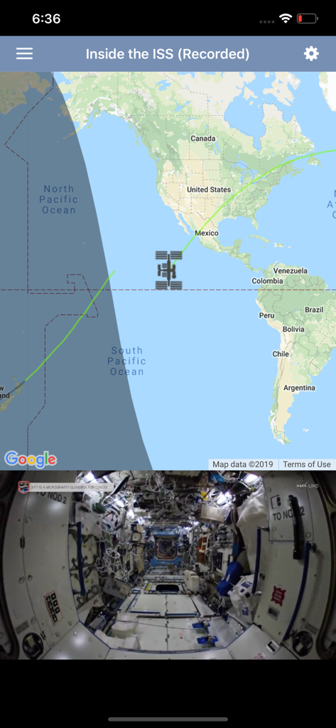 Pantalla de la aplicación ISS Live Now que muestra la ubicación de la estación espacial en un mapa y un video del interior de la ISS