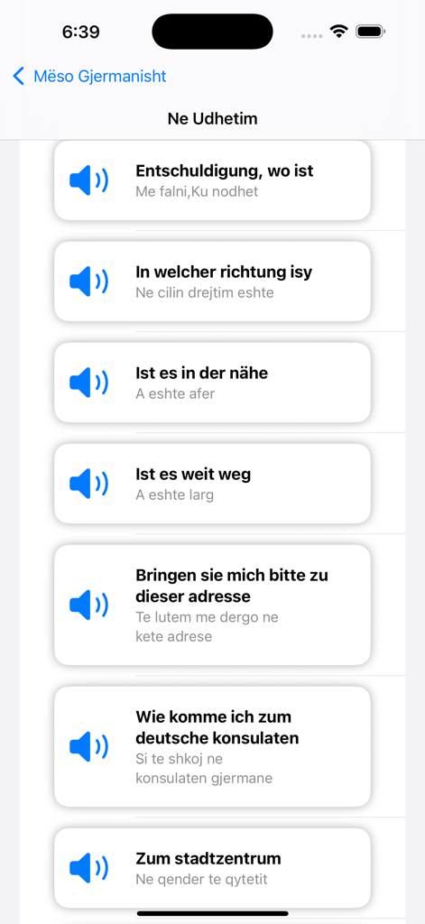 Meso Gjermanisht 2026 - Tela do aplicativo de aprendizado de alemão exibindo frases de viagem traduzidas para albanês com ícones de reprodução de áudio.