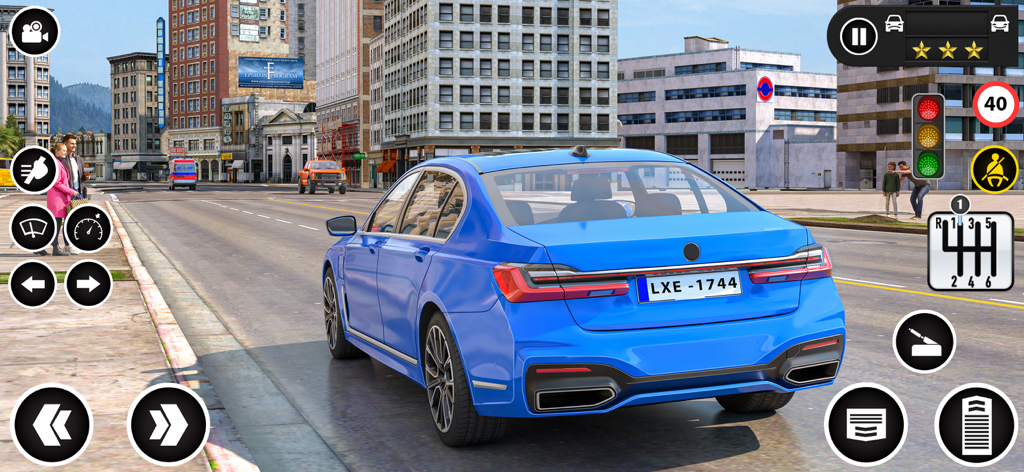 Captura de pantalla del gameplay mostrando un coche azul en un entorno urbano con controles de interfaz de simulador de conducción