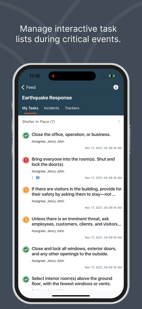 L'interface de l'application Everbridge affiche une liste de tâches d'intervention en cas de séisme avec des indicateurs d'état et le personnel affecté à la gestion des urgences.