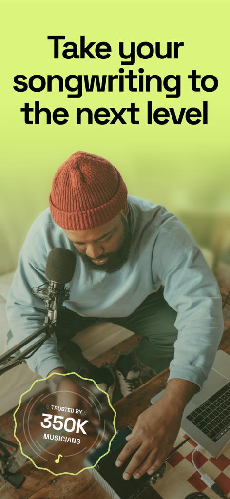 Fast Rhymes Songwriting Studio - Un músico en un estudio casero con el texto Lleva tu composición al siguiente nivel