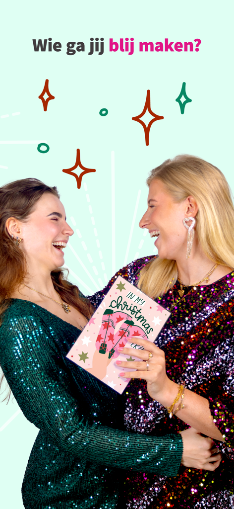 Zwei Frauen lachen, während sie eine personalisierte Weihnachtskarte halten