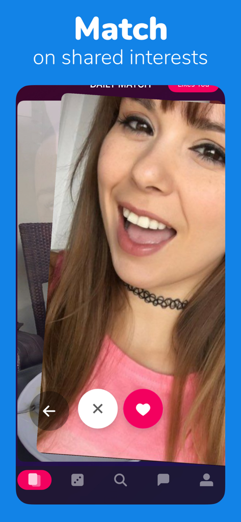 Interfaz de usuario de la aplicación de citas Flercha que muestra una tarjeta de perfil con opciones de "me gusta" y "no me gusta" para la coincidencia.