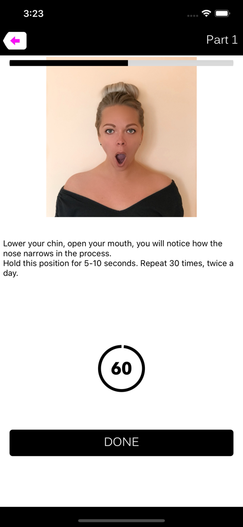 Donna che dimostra un esercizio facciale sulla schermata di allenamento di Facefitness con un timer