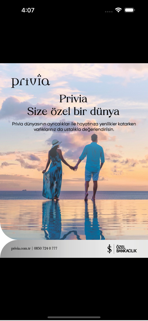 Anuncio de banca privada Privia en la aplicación Forbes Turkiye con una pareja al atardecer junto a una piscina infinita