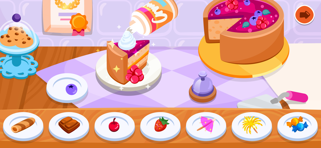 Uma cena colorida do jogo mostrando uma fatia de bolo sendo decorada com chantilly e várias coberturas doces.