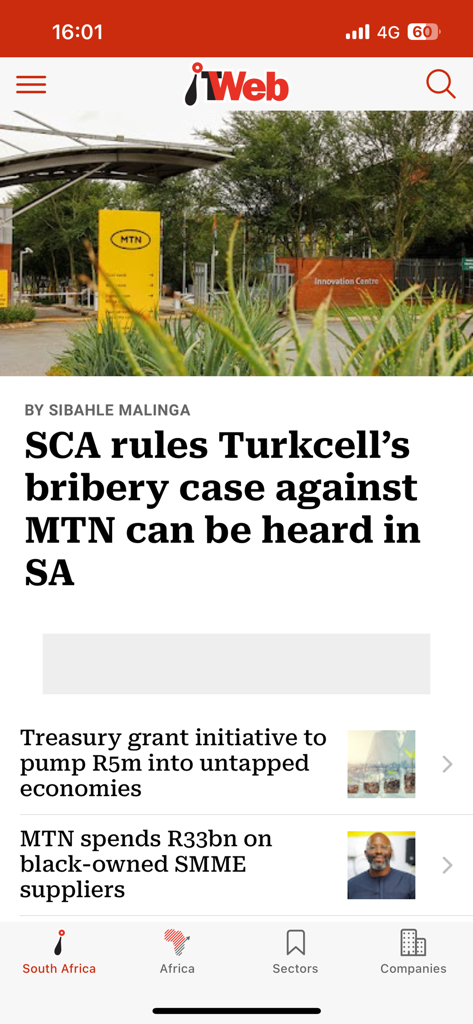 ITWeb - ITWebモバイルアプリが、南アフリカ市場向けのテクノロジーおよびビジネスの見出しを含むニュースフィードを表示している様子