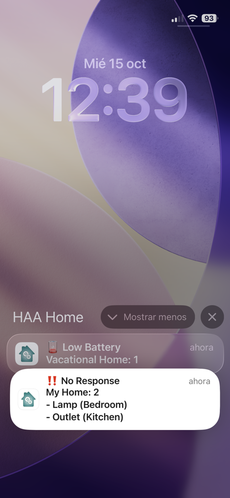 HAA Home for HomeKit & Matter - HAA Home App-Benachrichtigungen auf dem Sperrbildschirm eines iPhones, die Warnungen bei niedrigem Akku und fehlender Reaktion für Smart-Home-Zubehör anzeigen.