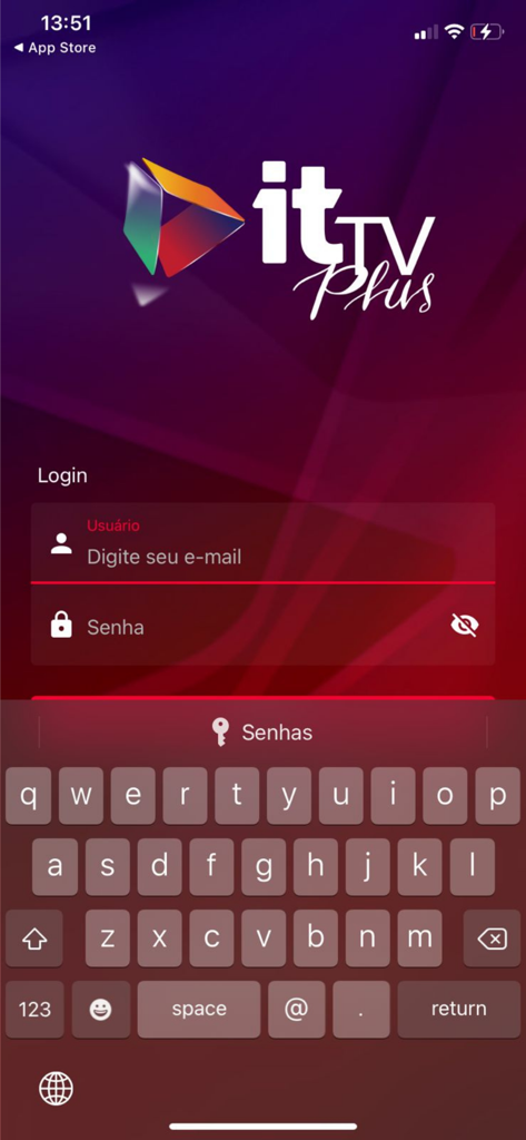 ITTV Plus - Interface de login do ITTV Plus mostrando campos para e-mail e senha em um fundo roxo.