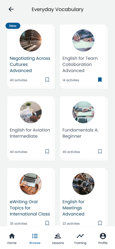 Interfaz de la aplicación móvil goFLUENT que muestra una lista de cursos de inglés profesional para reuniones y negociaciones de aviación.