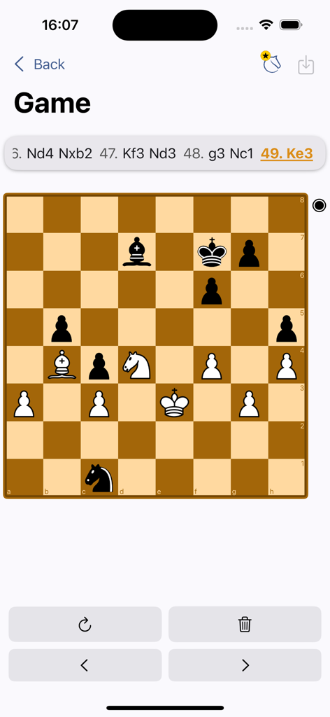 체스 스캐너 앱에서 게임 이동과 조각 위치를 보여주는 디지털 체스 보드