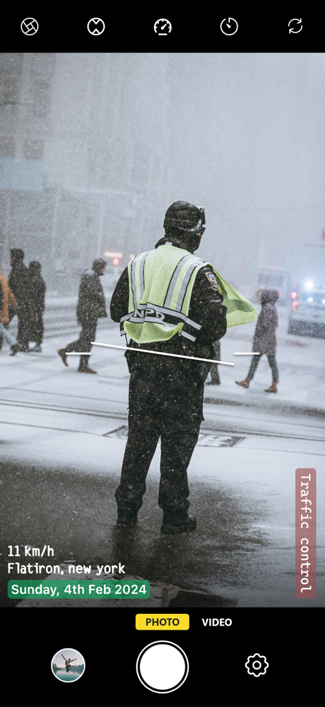 Interfaccia dell'app Timestamp Camera che mostra timbri di data, posizione e firma su una foto