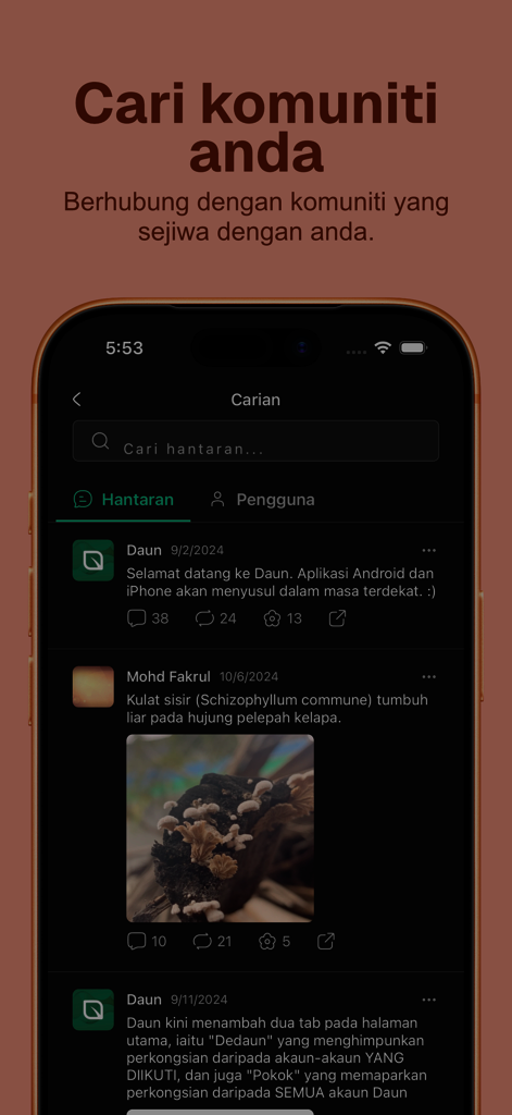 Uno smartphone che visualizza l'interfaccia di ricerca dell'app Daun con post della community e una barra di ricerca.
