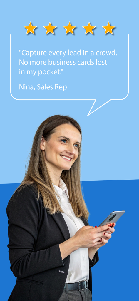 Trade Show Lead Collection App - Ein lächelnder Vertriebsmitarbeiter hält ein Smartphone mit einer 5-Sterne-Bewertung und einem Erfahrungsbericht zur Lead-Erfassung in der Hand