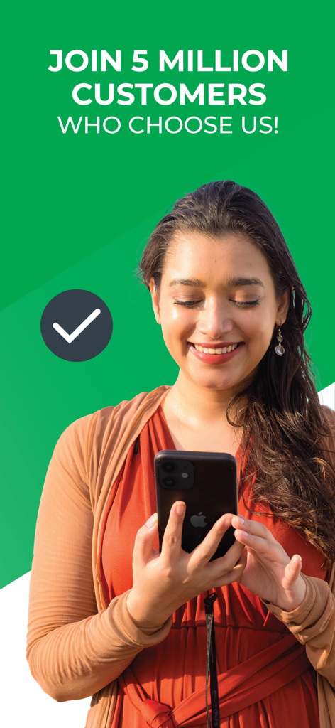 Una mujer sonriente usando su smartphone con un texto que dice Únete a 5 millones de clientes que nos eligen