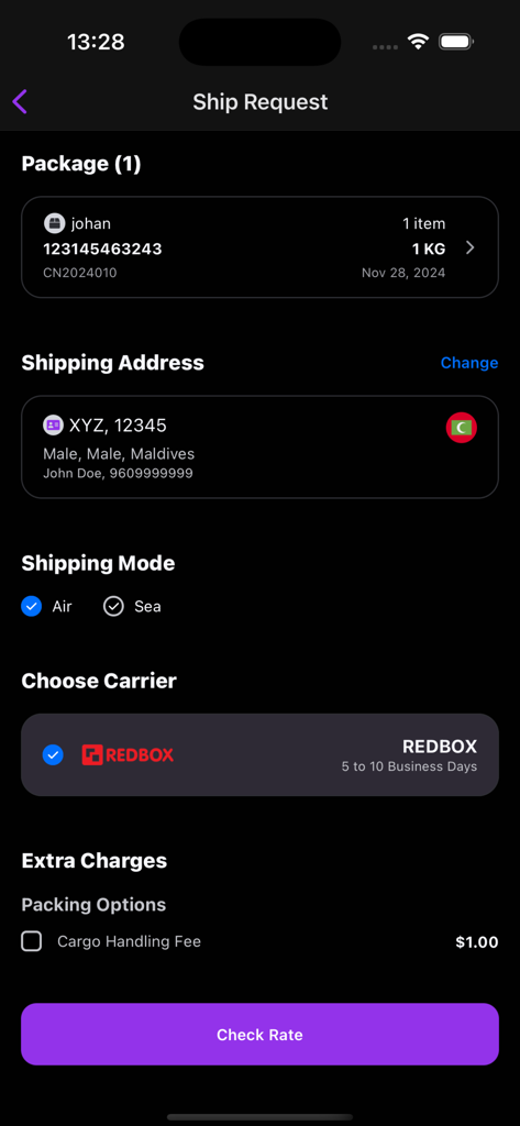 Shopme - Parcel forwarding - Shopmeアプリのモバイルインターフェース。荷物詳細、モルディブへの配送先住所、航空便モード、運送業者選択が表示された発送リクエスト画面。