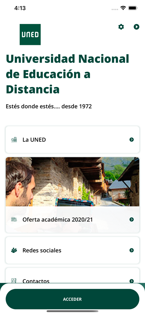 Pantalla de inicio de la aplicación móvil UNED que muestra opciones académicas y el botón de acceso