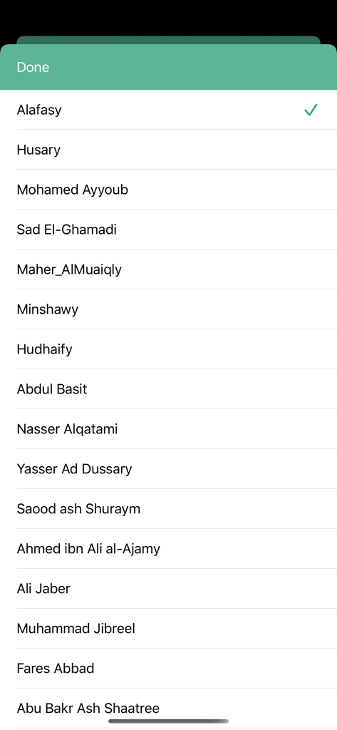 Eine Liste berühmter Koranrezitatoren in der Nakhtem-App, einschließlich Namen wie Alafasy und Husary zur Auswahl.