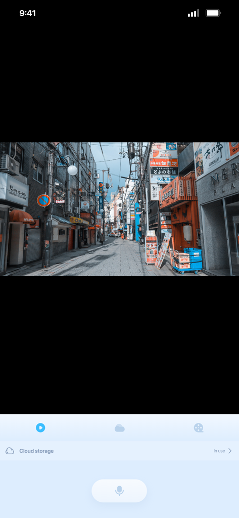 iCam365 - iCam365モバイルアプリインターフェースが都市部の通りを映したライブ屋外セキュリティカメラフィードを表示